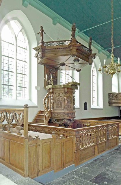 Preekstoel - kansel (ca. 1785) en dooptuin (na 1806) vanuit het koor